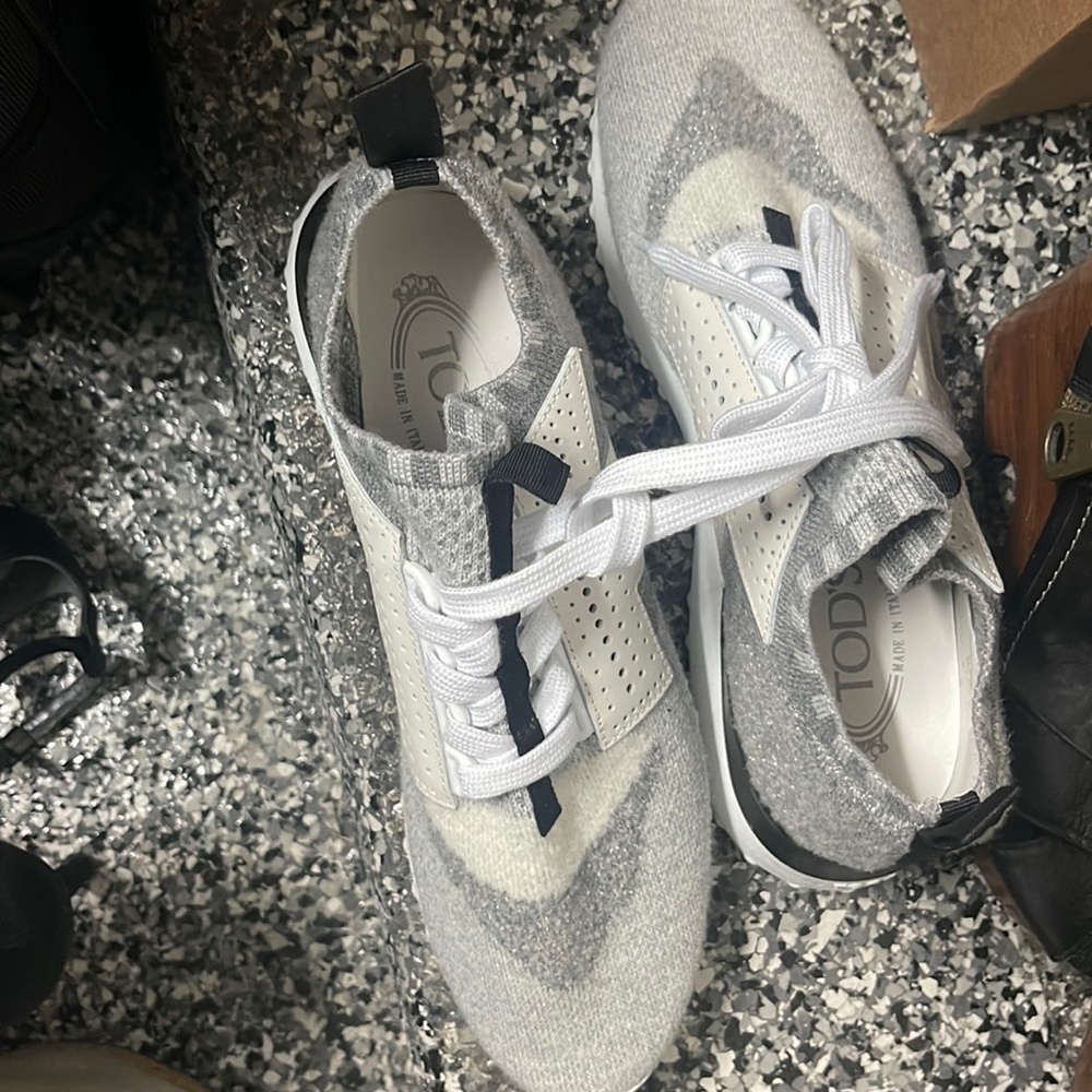 Tods size 8 woven sneaker camo feel to the pattern super comfy!